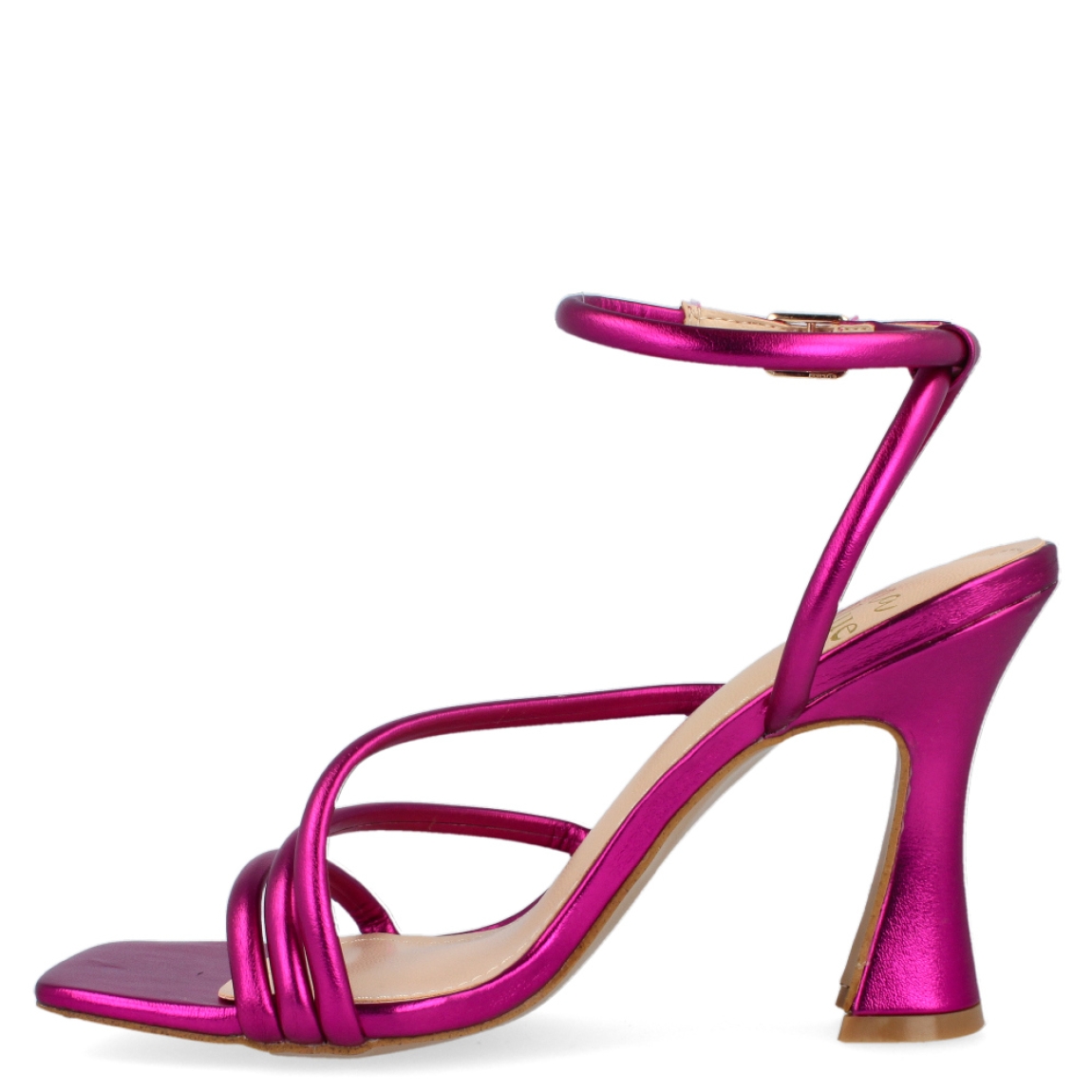 Sandalia de la marca Blue by Alma en Pena, modelo Sansa. Exterior de la sandalia de piel de color fucsia metalizado. Sandalia con tiras en la pala. Interior de la sandalia de piel de color beig y fucsia metalizado. Cierre de la sandalia con hebilla en el tobillo. Sandalia de tacón con plantilla acolchada, para garantizar el máximo confort. Sandalia con tacón de 8 cm de altura. La sandalia metalizada de Alma en Pena, modelo Sansa, es una sandalia de fiesta muy elegante y atrevida. Ideal para dar color a tus looks de fiesta.