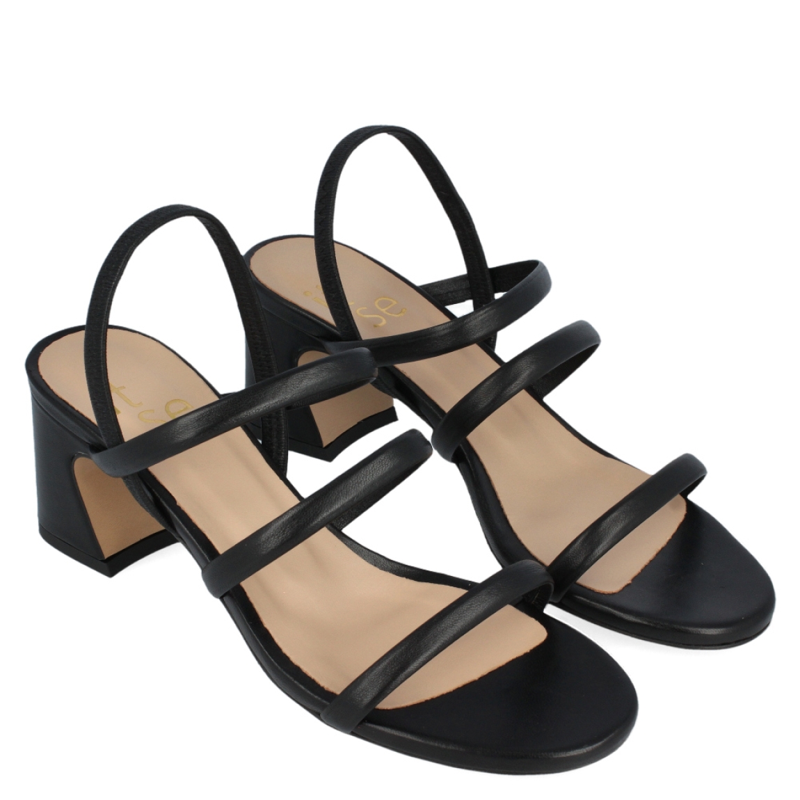 Sandalia con tiras de la marca Itse, modelo Suri. Exterior de la sandalia de piel de color negro. Interior de la sandalia de piel de color negro y nude. Sandalia con plantilla acolchada para garantizar el máximo confort posible. Sandalia con tacón ancho de 6 cm de altura. La sandalia de piel negra de Itse, modelo Suri, es una sandalia versátil y cómoda, perfecta para tus eventos. ¡Queda bien con todo!