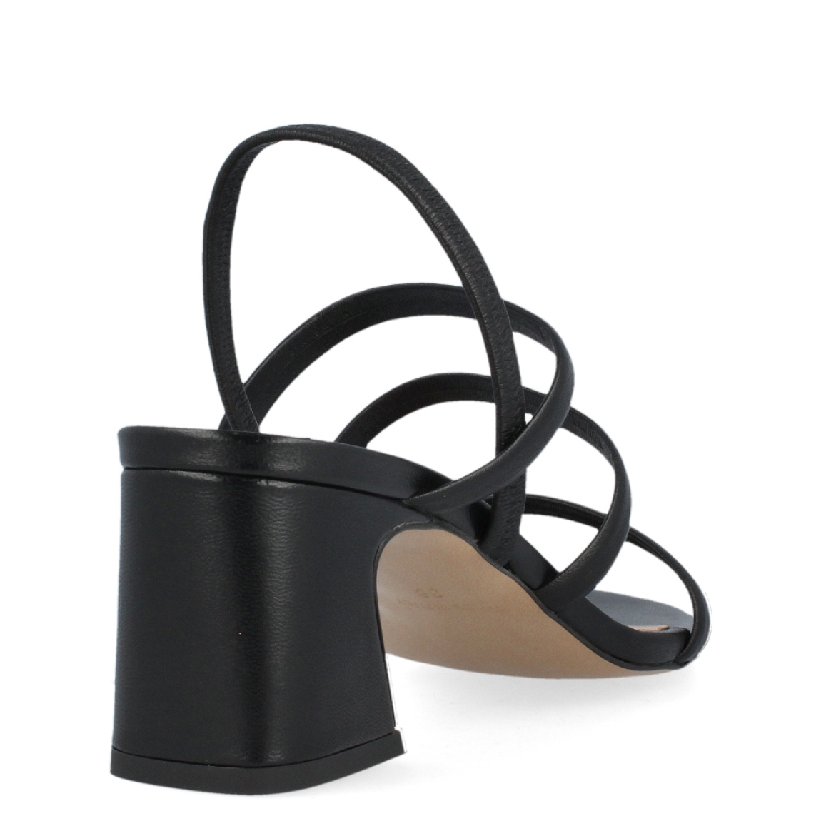 Sandalia con tiras de la marca Itse, modelo Suri. Exterior de la sandalia de piel de color negro. Interior de la sandalia de piel de color negro y nude. Sandalia con plantilla acolchada para garantizar el máximo confort posible. Sandalia con tacón ancho de 6 cm de altura. La sandalia de piel negra de Itse, modelo Suri, es una sandalia versátil y cómoda, perfecta para tus eventos. ¡Queda bien con todo!
