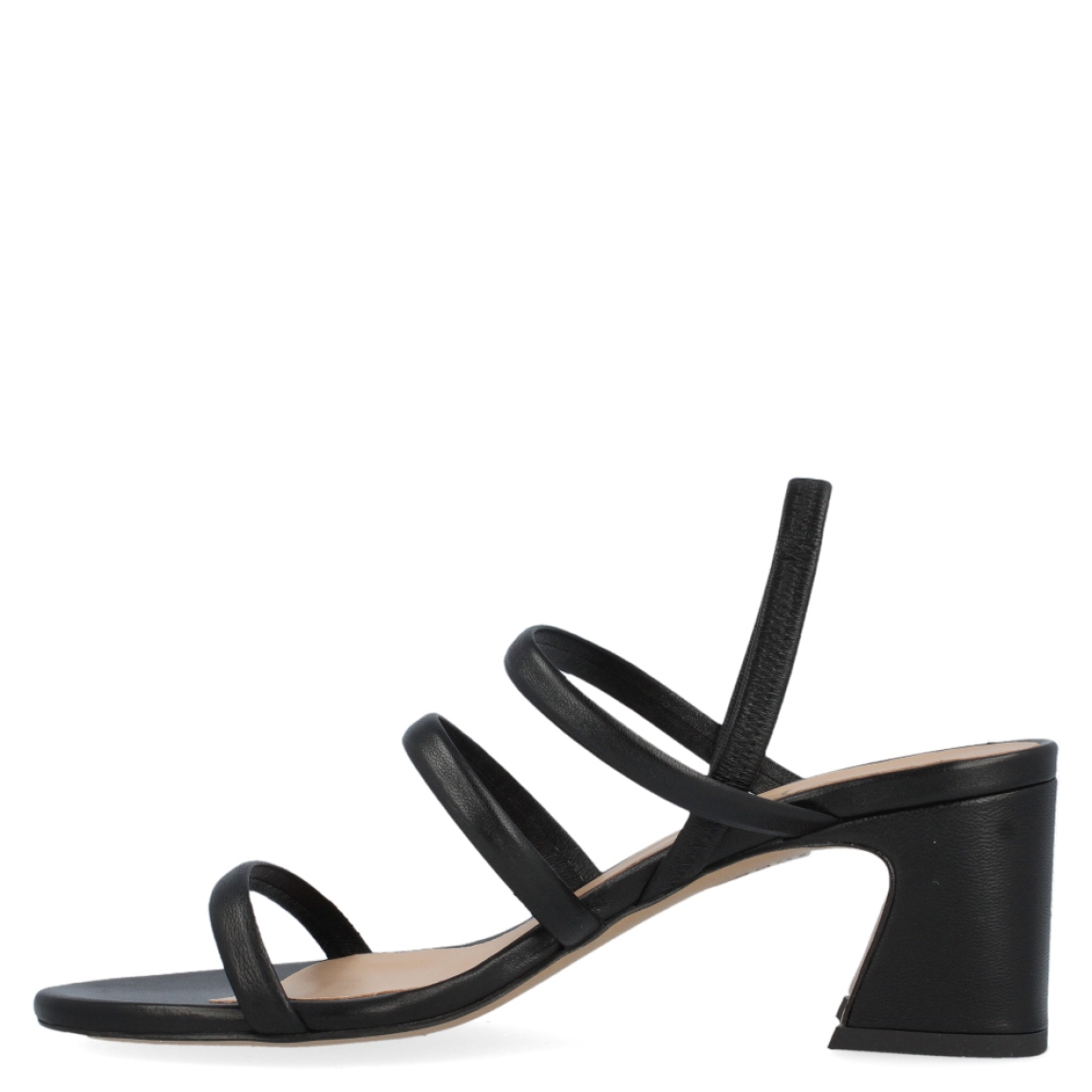 Sandalia con tiras de la marca Itse, modelo Suri. Exterior de la sandalia de piel de color negro. Interior de la sandalia de piel de color negro y nude. Sandalia con plantilla acolchada para garantizar el máximo confort posible. Sandalia con tacón ancho de 6 cm de altura. La sandalia de piel negra de Itse, modelo Suri, es una sandalia versátil y cómoda, perfecta para tus eventos. ¡Queda bien con todo!