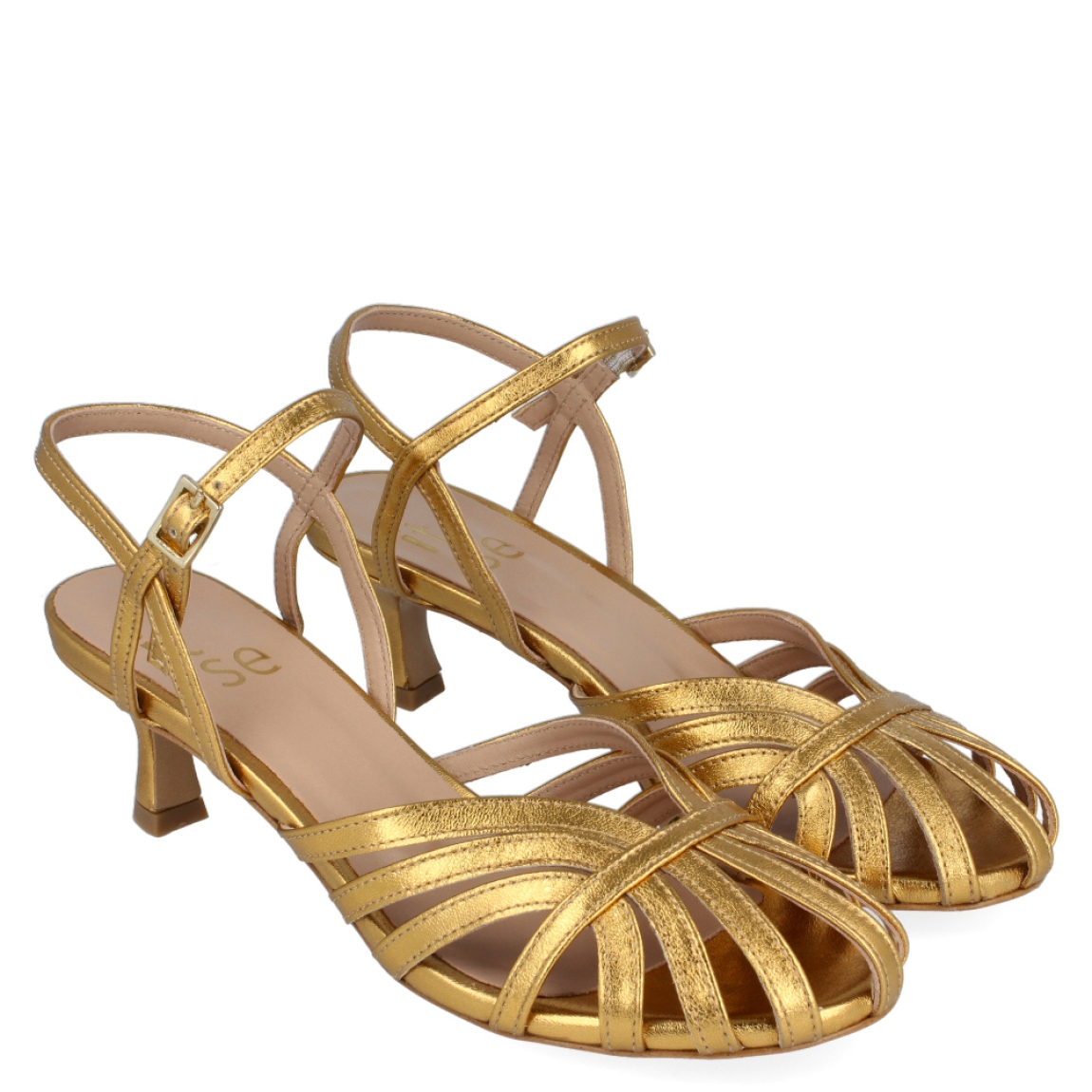 Sandalia dorada de la marca Itse, modelo Simone. Exterior de la sandalia de piel de color dorado. Interior de la sandalia de piel de color dorado y nude. Sandalia con plantilla acolchada para garantizar el máximo confort posible. Sandalia con tacón de 5 cm de altura. La sandalia de piel dorada de Itse, modelo Simone, es una sandalia versátil y cómoda, perfecta para tus eventos. ¡Queda bien con todo!