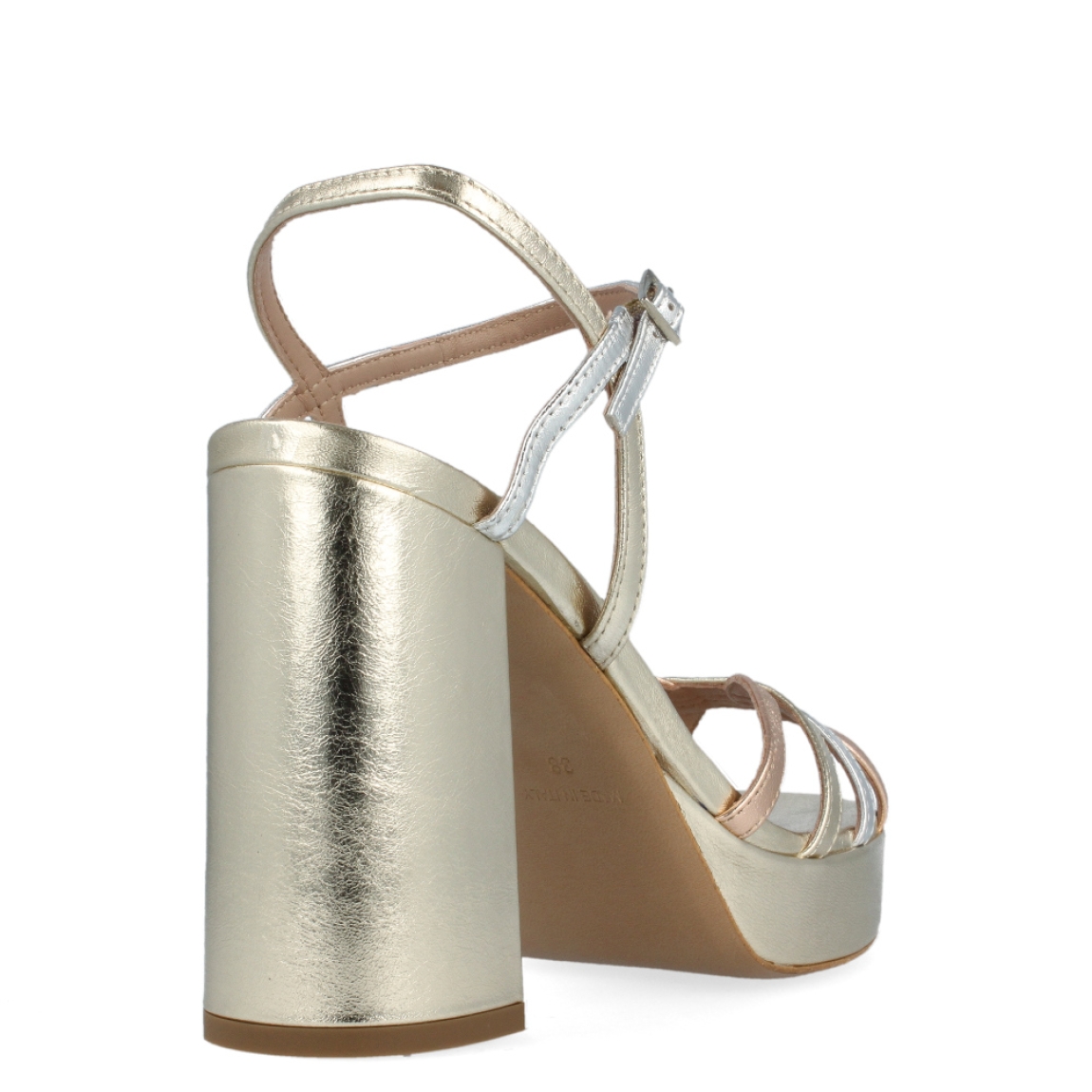 Sandalia de la marca Itse, modelo Sue. Exterior de la sandalia de piel de color dorado, con tiras de color plateado. Interior de la sandalia de piel de color dorado y nude. Sandalia con plantilla acolchada para garantizar el máximo confort posible. Sandalia con tacón alto de 10 cm de altura, con una plataforma de 2,5 cm.. La sandalia de piel dorada y plateada de Itse, modelo Sue, es una sandalia elegante y cómoda, perfecta para tus eventos. ¡Queda bien con todo!