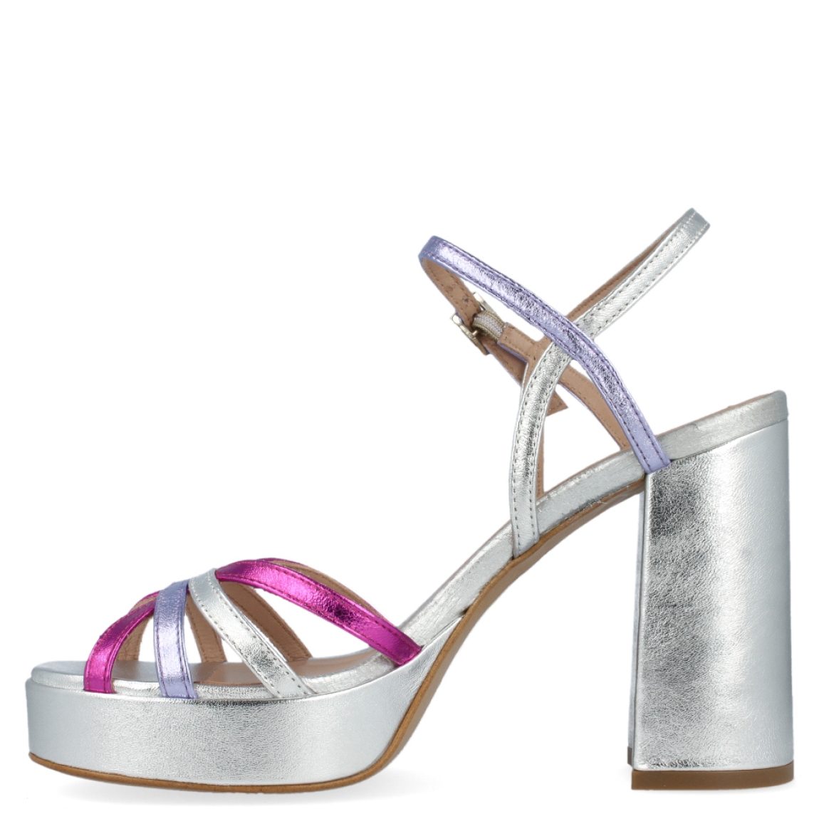 Sandalia de la marca Itse, modelo Sue. Exterior de la sandalia de piel de color plateado, con tiras de color fucsia y lila. Interior de la sandalia de piel de color plateado y nude. Sandalia con plantilla acolchada para garantizar el máximo confort posible. Sandalia con tacón alto de 10 cm de altura, con una plataforma de 2,5 cm.. La sandalia de piel dorada, fucsia y lila de Itse, modelo Sue, es una sandalia elegante y cómoda, perfecta para tus eventos. ¡Queda bien con todo!