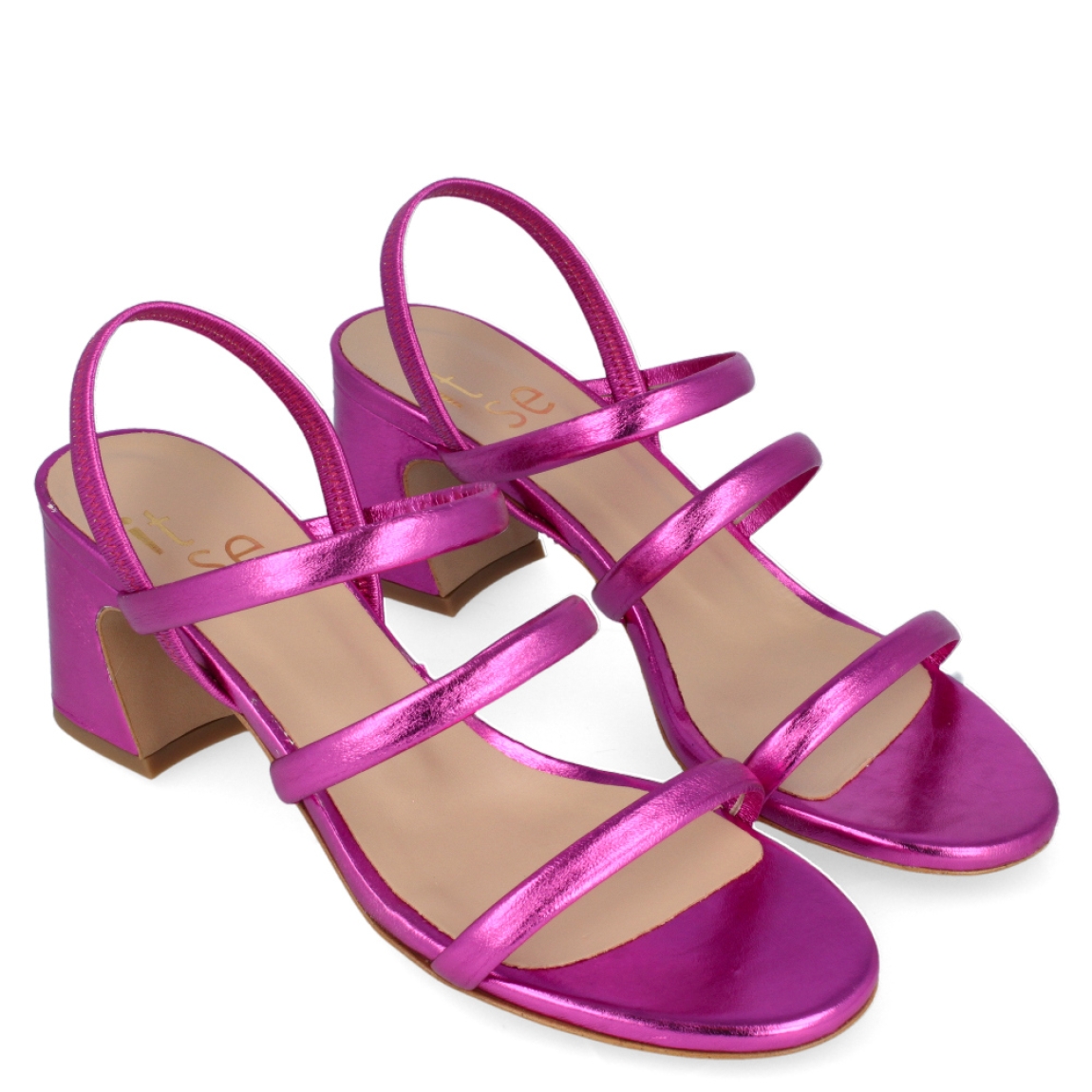 Sandalia con tiras de la marca Itse, modelo Suri. Exterior de la sandalia de piel de color fucsia metalizado. Interior de la sandalia de piel de color fucsia y nude. Sandalia con plantilla acolchada para garantizar el máximo confort posible. Sandalia con tacón ancho de 6 cm de altura. La sandalia de piel fucsia metalizado de Itse, modelo Suri, es una sandalia atrevida y cómoda, perfecta para tus eventos. ¡Ideal para dar un toque de color a tus looks!