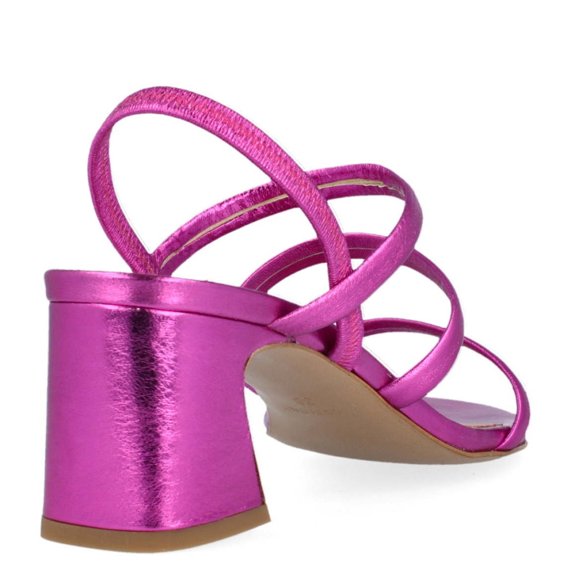 Sandalia con tiras de la marca Itse, modelo Suri. Exterior de la sandalia de piel de color fucsia metalizado. Interior de la sandalia de piel de color fucsia y nude. Sandalia con plantilla acolchada para garantizar el máximo confort posible. Sandalia con tacón ancho de 6 cm de altura. La sandalia de piel fucsia metalizado de Itse, modelo Suri, es una sandalia atrevida y cómoda, perfecta para tus eventos. ¡Ideal para dar un toque de color a tus looks!
