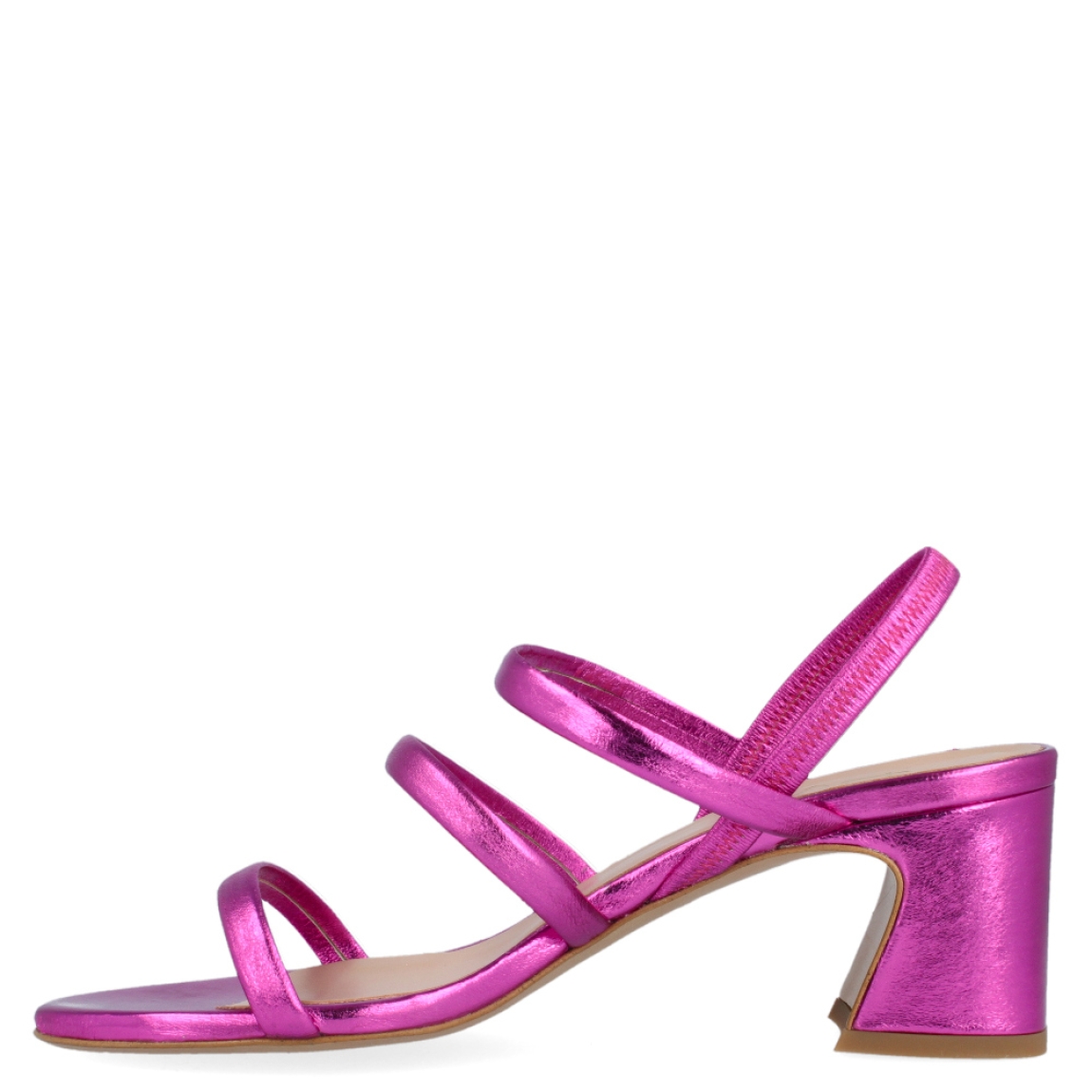 Sandalia con tiras de la marca Itse, modelo Suri. Exterior de la sandalia de piel de color fucsia metalizado. Interior de la sandalia de piel de color fucsia y nude. Sandalia con plantilla acolchada para garantizar el máximo confort posible. Sandalia con tacón ancho de 6 cm de altura. La sandalia de piel fucsia metalizado de Itse, modelo Suri, es una sandalia atrevida y cómoda, perfecta para tus eventos. ¡Ideal para dar un toque de color a tus looks!