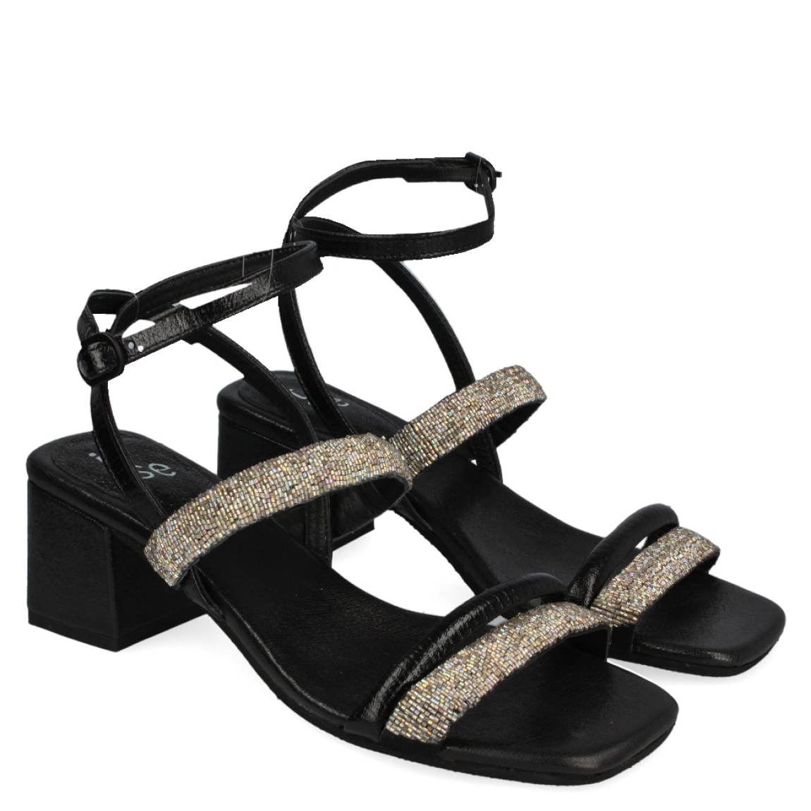 Sandalia plateada y dorada de la marca Itse, modelo Jocelyn. Exterior de la sandalia de piel metalizada de color plateado y negro. Detalle de tiras con pedrería de color plateado. Sandalia con tacón ancho de 6 cm de altura. Sandalia de fiesta con punta cuadrada. Sandalia con plantilla acolchada para garantizar el máximo confort. La sandalia de Itse modelo Jocelyn es una sandalia muy elegante y diferente. ¡Queda genial con cualquier color!