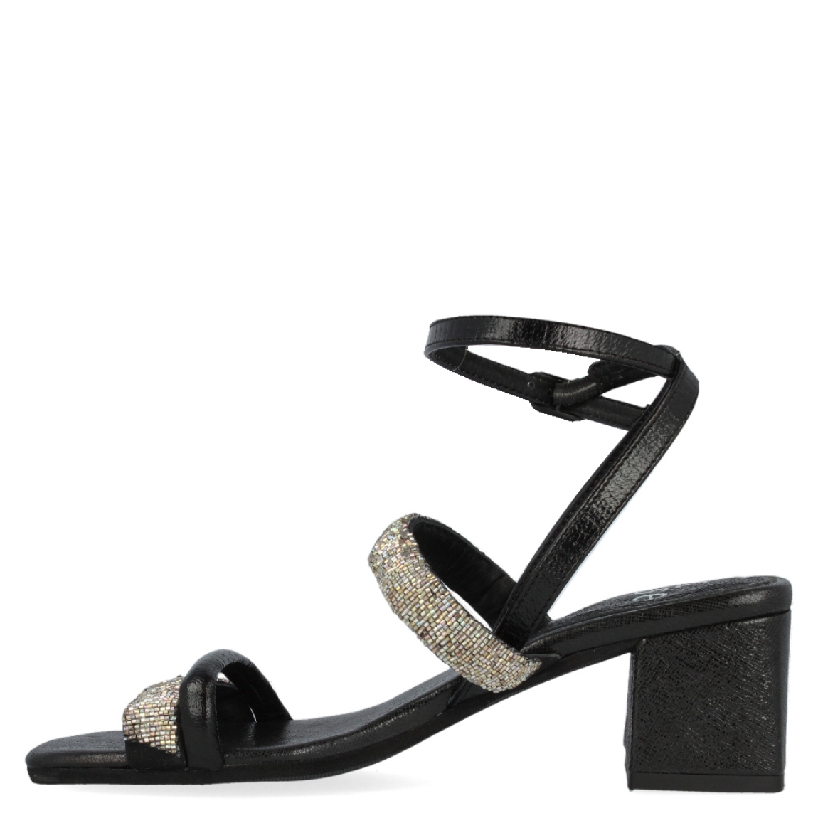 Sandalia plateada y dorada de la marca Itse, modelo Jocelyn. Exterior de la sandalia de piel metalizada de color plateado y negro. Detalle de tiras con pedrería de color plateado. Sandalia con tacón ancho de 6 cm de altura. Sandalia de fiesta con punta cuadrada. Sandalia con plantilla acolchada para garantizar el máximo confort. La sandalia de Itse modelo Jocelyn es una sandalia muy elegante y diferente. ¡Queda genial con cualquier color!