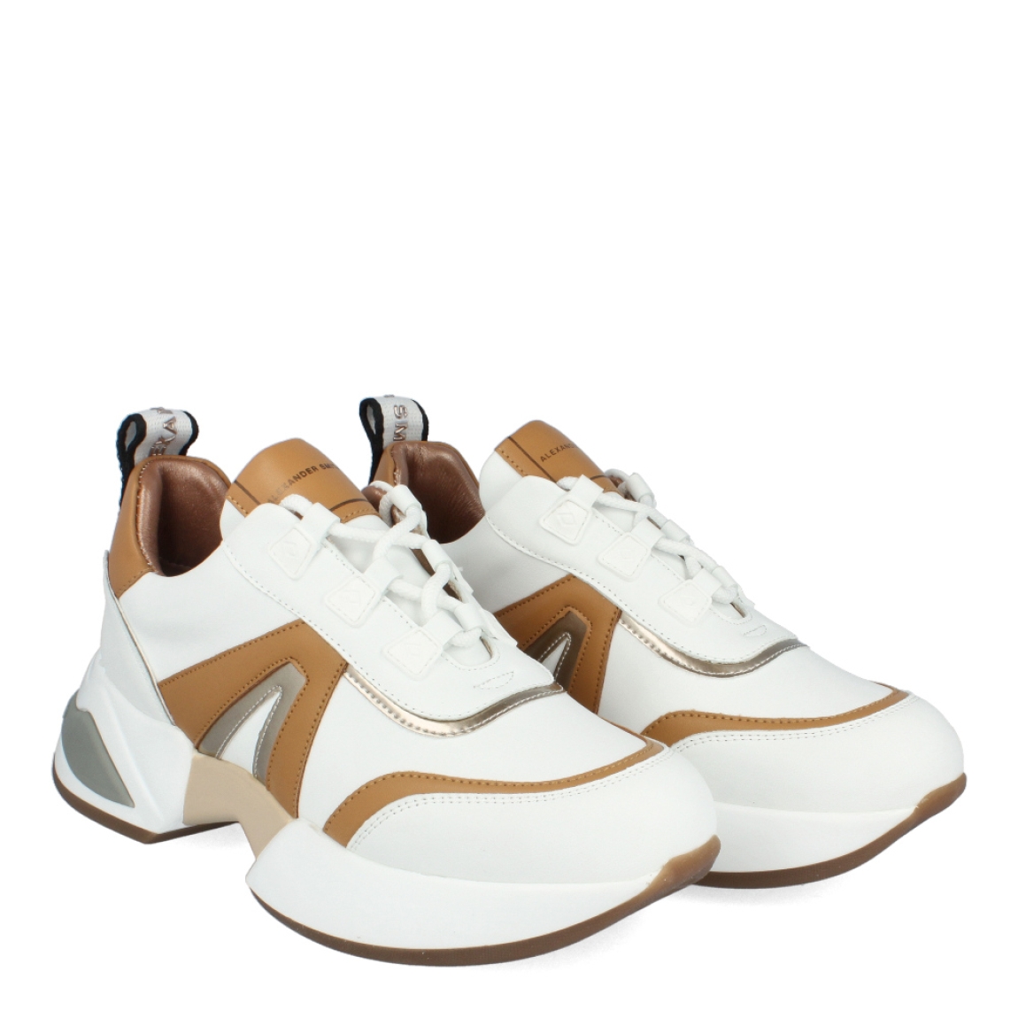 Deportivas de la marca Alexander Smith, modelo SANTA. Exterior de las deportivas en piel color blanco con detalle en camel y plateado. Interior de las deportivas en piel color camel. Cierre de las Alexander Smith con cordones y cuña de 4cm de altura. Estas deportivas son unas clásicas que no te pueden faltar, te darán un estilo y comodidad única en tu día a día.