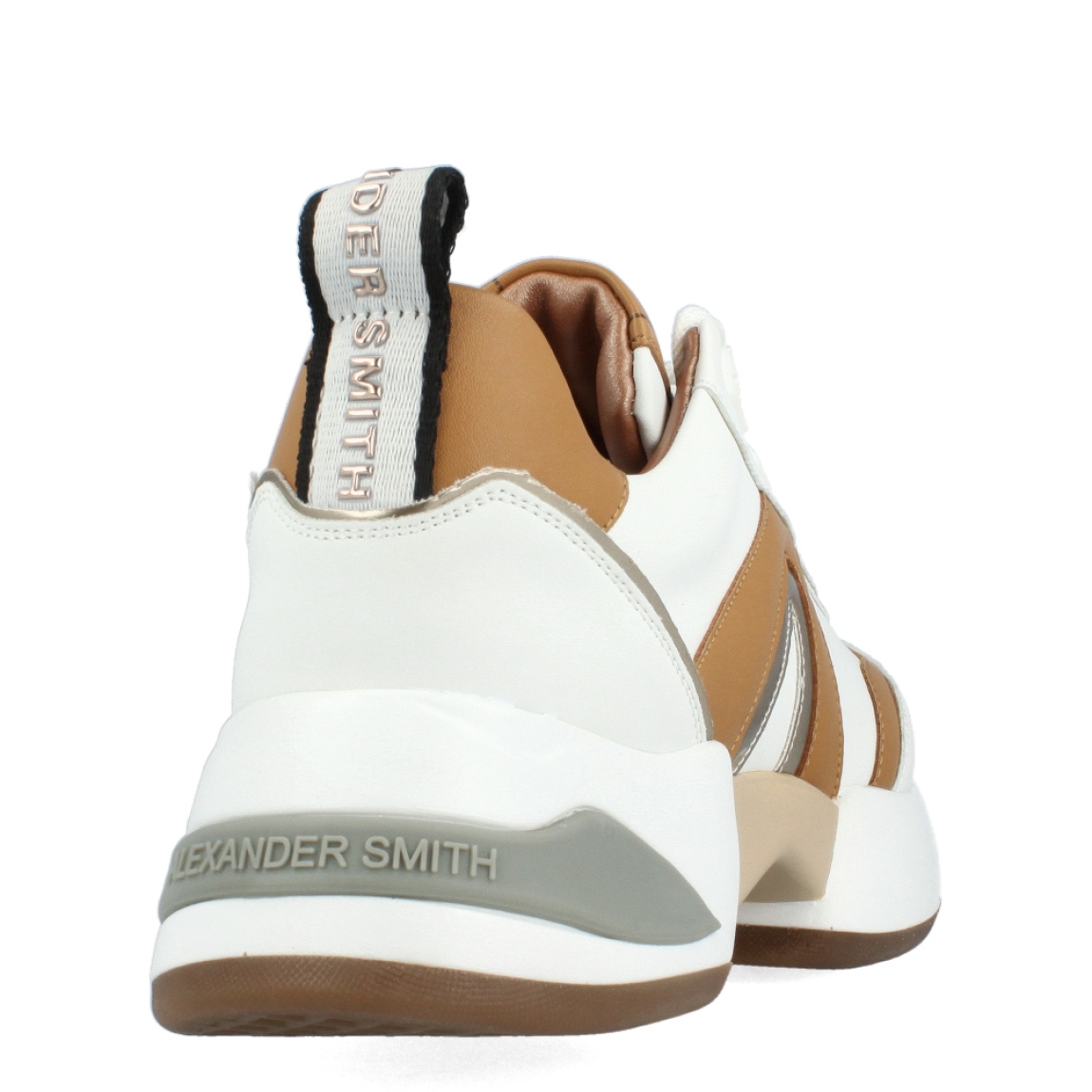 Deportivas de la marca Alexander Smith, modelo SANTA. Exterior de las deportivas en piel color blanco con detalle en camel y plateado. Interior de las deportivas en piel color camel. Cierre de las Alexander Smith con cordones y cuña de 4cm de altura. Estas deportivas son unas clásicas que no te pueden faltar, te darán un estilo y comodidad única en tu día a día.