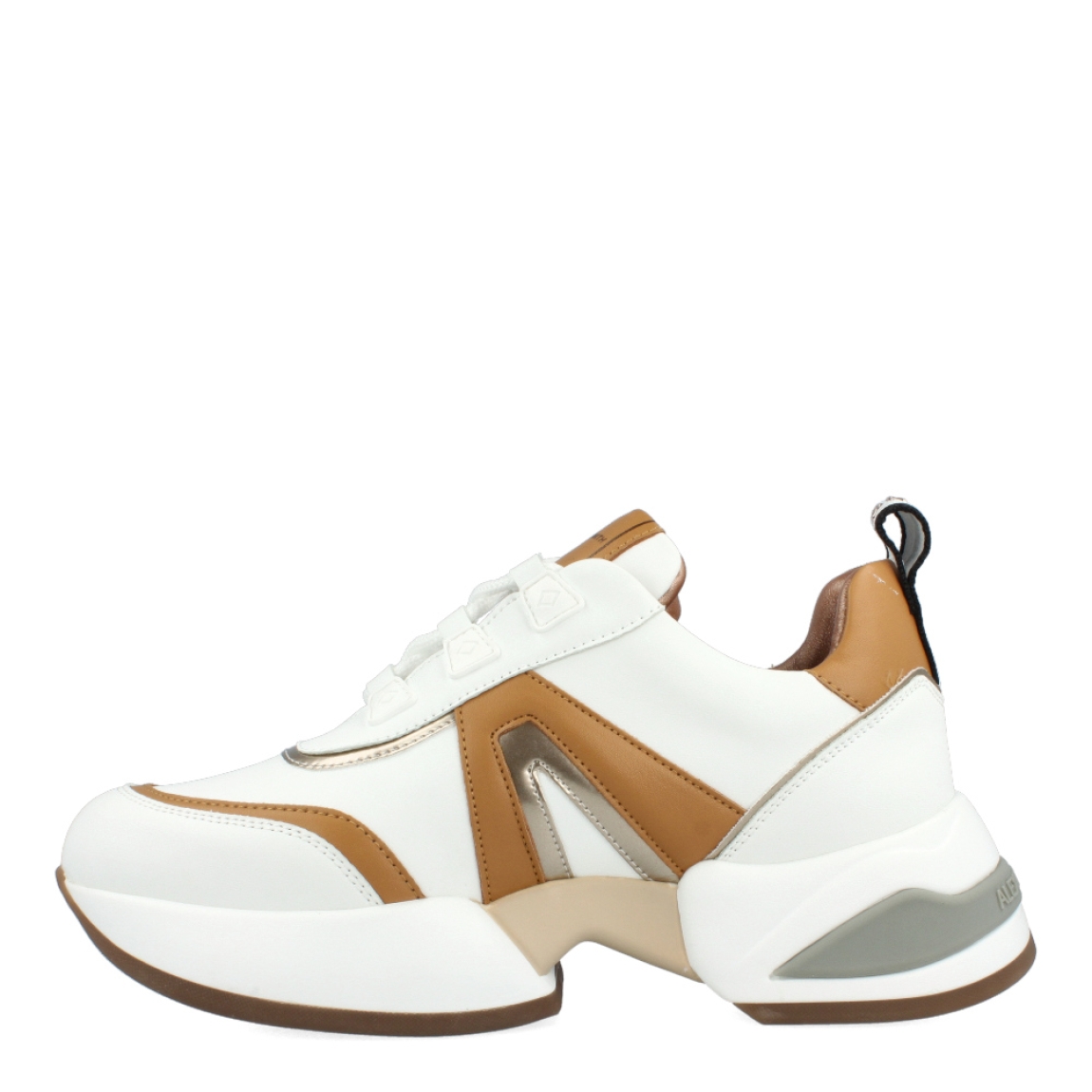 Deportivas de la marca Alexander Smith, modelo SANTA. Exterior de las deportivas en piel color blanco con detalle en camel y plateado. Interior de las deportivas en piel color camel. Cierre de las Alexander Smith con cordones y cuña de 4cm de altura. Estas deportivas son unas clásicas que no te pueden faltar, te darán un estilo y comodidad única en tu día a día.