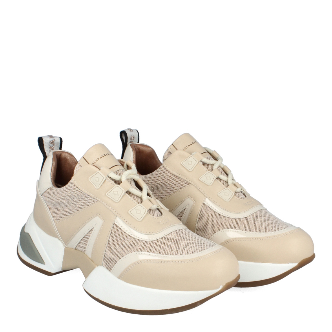 Deportivas de la marca Alexander Smith, modelo SKAP. Exterior de las deportivas en piel color beig con detalle en rejilla escarchada beig. Interior de las deportivas en piel color bronce. Cierre de las Alexander Smith con cordones y cuña de 4cm de altura. Estas deportivas Alexander Smith SKAP son un complemento clásico que no te puede faltar en el armario, tiene el diseño perfecto para destacar tus outfits y sobre todo te dará una comodidad absoluta.