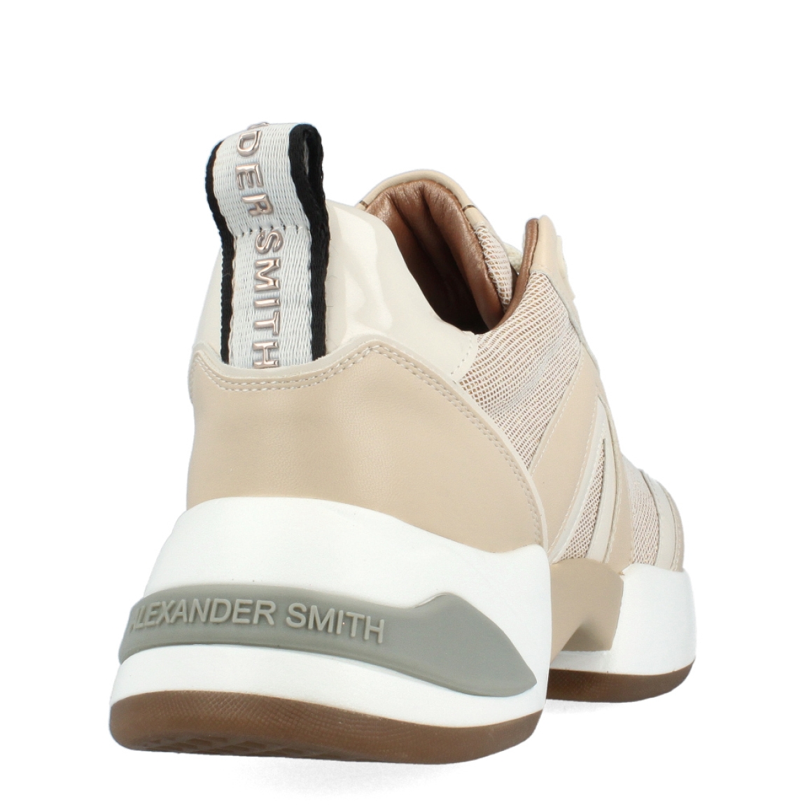 Deportivas de la marca Alexander Smith, modelo SKAP. Exterior de las deportivas en piel color beig con detalle en rejilla escarchada beig. Interior de las deportivas en piel color bronce. Cierre de las Alexander Smith con cordones y cuña de 4cm de altura. Estas deportivas Alexander Smith SKAP son un complemento clásico que no te puede faltar en el armario, tiene el diseño perfecto para destacar tus outfits y sobre todo te dará una comodidad absoluta.