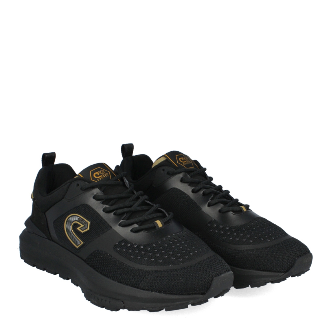 Deportivas transpirables de la marca Cruyff, modelo 2410. Exterior de las deportivas en naylon color negro con detalle del logo de la marca. Interior de las deportivas en textil color negro. Cierre de las Cruyff con cordones y suela plana. Estas deportivas Cruyff 2410 son unas clásicas que no te pueden faltar en el armario.