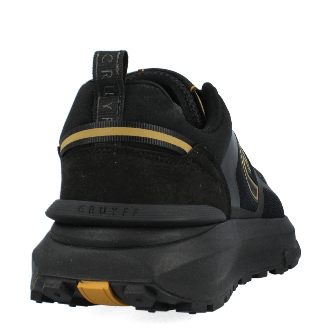 Deportivas transpirables de la marca Cruyff, modelo 2410. Exterior de las deportivas en naylon color negro con detalle del logo de la marca. Interior de las deportivas en textil color negro. Cierre de las Cruyff con cordones y suela plana. Estas deportivas Cruyff 2410 son unas clásicas que no te pueden faltar en el armario.