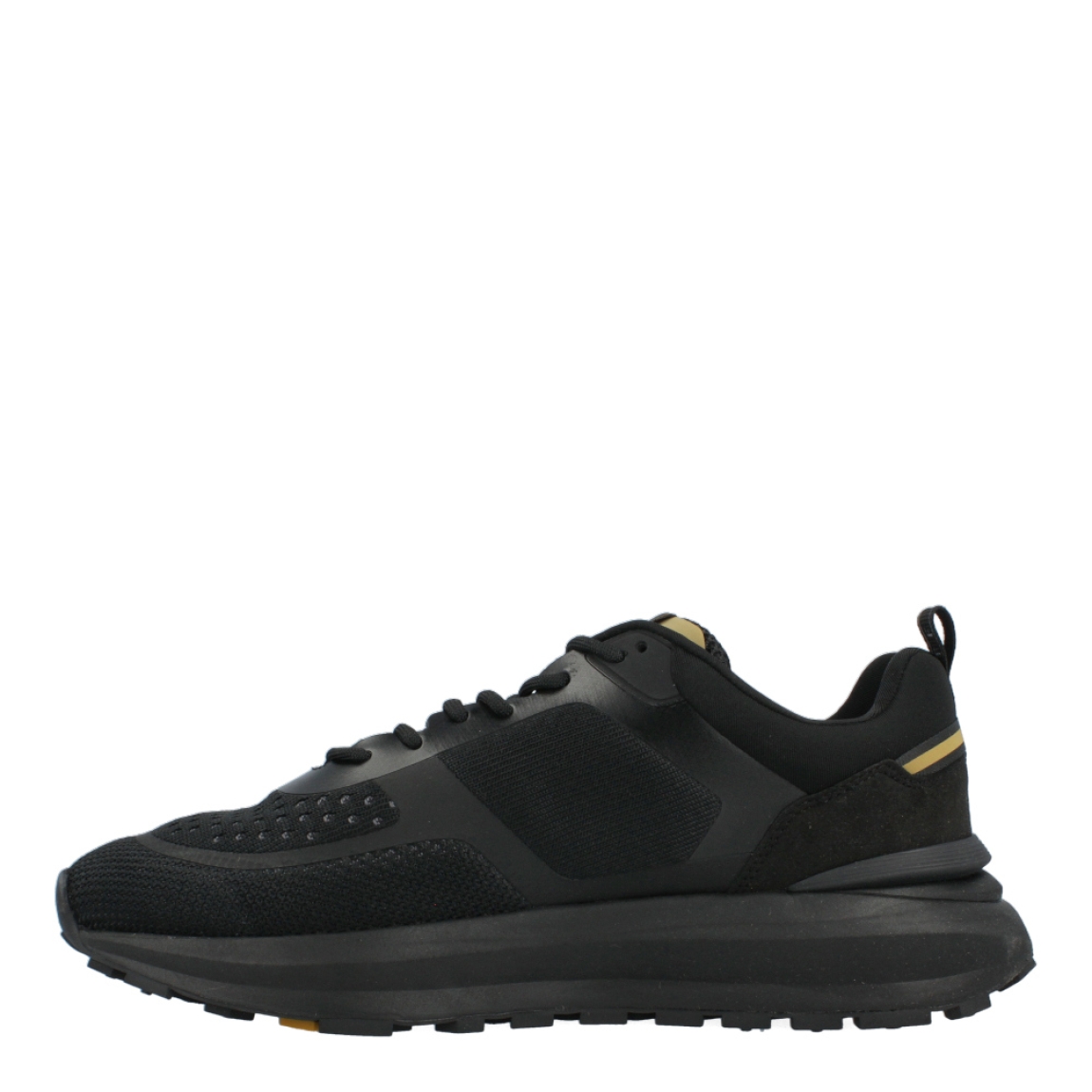 Deportivas transpirables de la marca Cruyff, modelo 2410. Exterior de las deportivas en naylon color negro con detalle del logo de la marca. Interior de las deportivas en textil color negro. Cierre de las Cruyff con cordones y suela plana. Estas deportivas Cruyff 2410 son unas clásicas que no te pueden faltar en el armario.