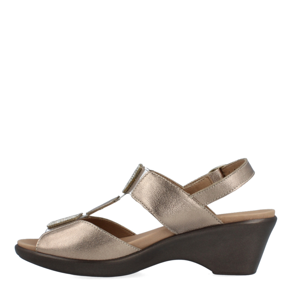 Sandalias de la marca PieSanto, modelo NIKITA. Exterior de las sandalias en piel color bronce con detalle de brillantes en la pala. Interior de las sandalias en piel color marrón. Cierre de las sandalias PieSanto con hebilla en el tobillo y cuña de 4cm de altura. Estas sandalias PieSanto NIKITA son un complemento ligero y perfecto para esta temporada. No te puede faltar en el armario.