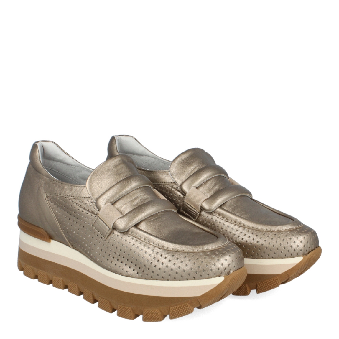Mocasines de la marca Munne, modelo LAREZZA. Exterior de los mocasines en piel troquelada color platino con detalle de adorno de hebilla en la pala. Interior de los mocasines en piel color blanco. Mocasines Munne con plataforma de 3cm de altura. Estos mocasines Munne LAREZZA son el complemento perfecto para esta temporada, no te puede faltar en el armario.