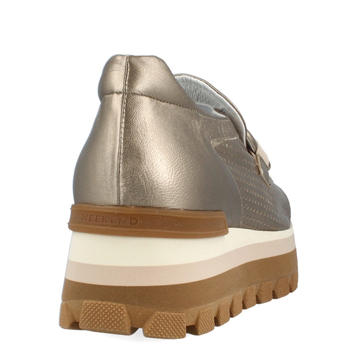 Mocasines de la marca Munne, modelo LAREZZA. Exterior de los mocasines en piel troquelada color platino con detalle de adorno de hebilla en la pala. Interior de los mocasines en piel color blanco. Mocasines Munne con plataforma de 3cm de altura. Estos mocasines Munne LAREZZA son el complemento perfecto para esta temporada, no te puede faltar en el armario.