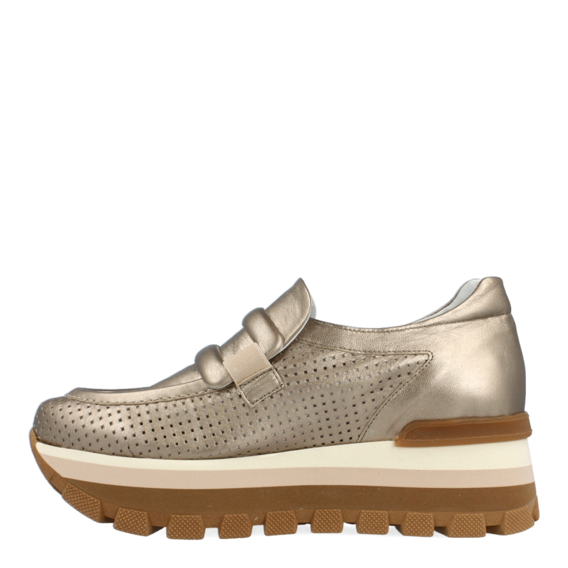 Mocasines de la marca Munne, modelo LAREZZA. Exterior de los mocasines en piel troquelada color platino con detalle de adorno de hebilla en la pala. Interior de los mocasines en piel color blanco. Mocasines Munne con plataforma de 3cm de altura. Estos mocasines Munne LAREZZA son el complemento perfecto para esta temporada, no te puede faltar en el armario.