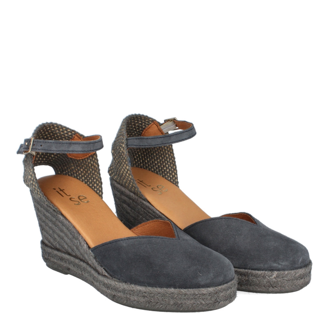 Alpargatas de la marca Itse, modelo CANDE. Exterior de las espardeñas en ante color gris azulado. Interior de las espardeñas en piel color beig. Cierre de las espardeñas Itse con hebilla en el tobillo y cuña de 7cm de altura. Estas espardeñas Itse CANDE tienen el diseño y comodidad que hacen que sea el complemento perfecto para esta temporada, no te puede faltar en el armario.