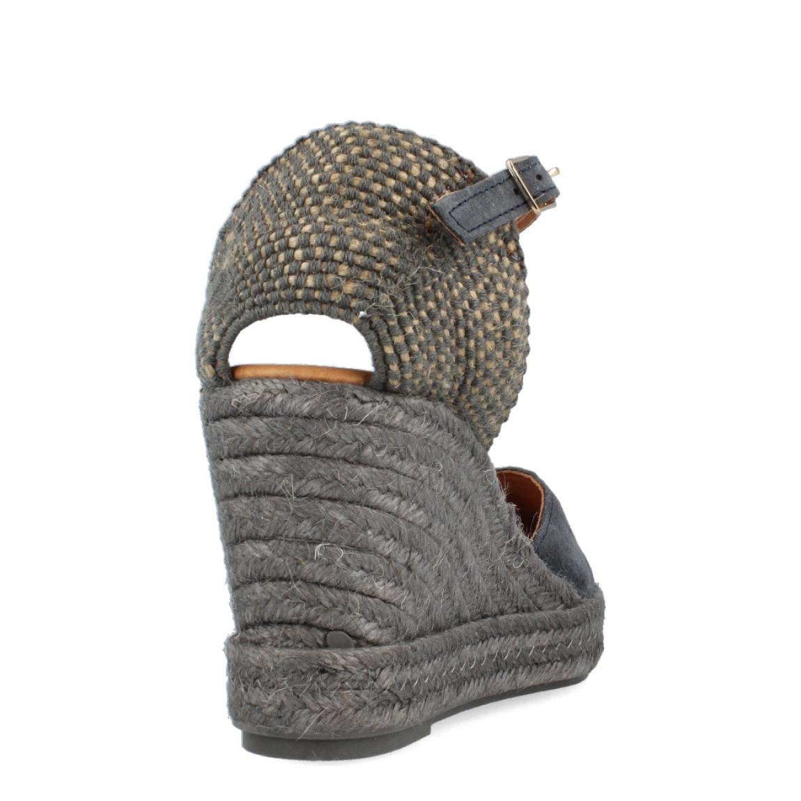 Alpargatas de la marca Itse, modelo CANDE. Exterior de las espardeñas en ante color gris azulado. Interior de las espardeñas en piel color beig. Cierre de las espardeñas Itse con hebilla en el tobillo y cuña de 7cm de altura. Estas espardeñas Itse CANDE tienen el diseño y comodidad que hacen que sea el complemento perfecto para esta temporada, no te puede faltar en el armario.