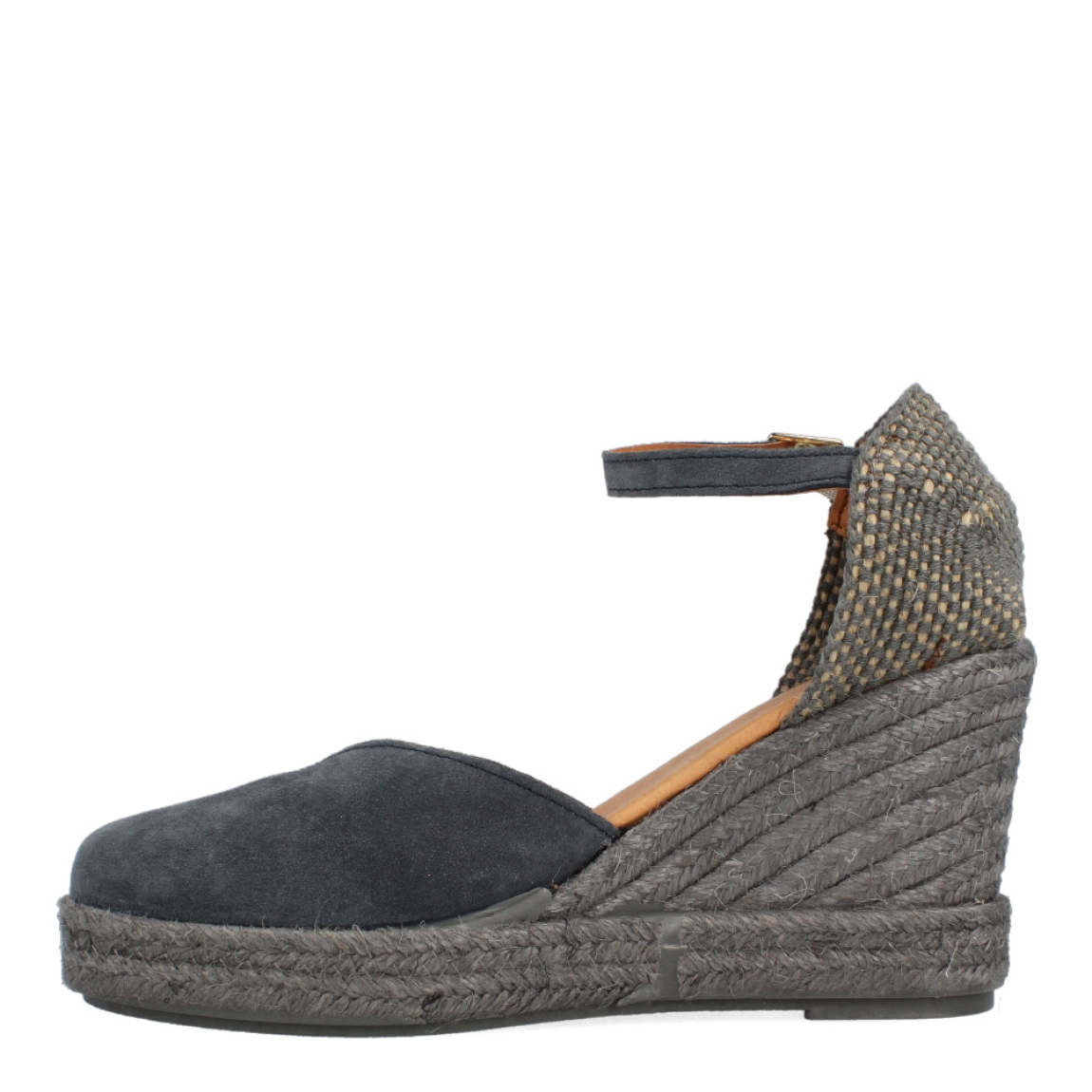 Alpargatas de la marca Itse, modelo CANDE. Exterior de las espardeñas en ante color gris azulado. Interior de las espardeñas en piel color beig. Cierre de las espardeñas Itse con hebilla en el tobillo y cuña de 7cm de altura. Estas espardeñas Itse CANDE tienen el diseño y comodidad que hacen que sea el complemento perfecto para esta temporada, no te puede faltar en el armario.