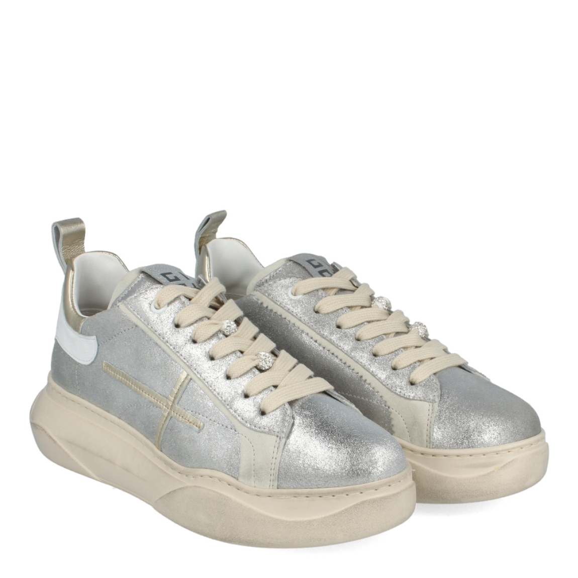 Deportivas de la marca GIO+, modelo GIADA. Exterior de las deportivas en piel color plata brillante con detalle en dorado y ante color gris. Interior de las deportivas en piel color blanco. Cierre de las GIO+ con cordones y plataforma de 3cm de altura. Estas deportivas GIO+ GIADA son unas clásicas que son tendencia esta temporada, no te puede faltar en el armario.