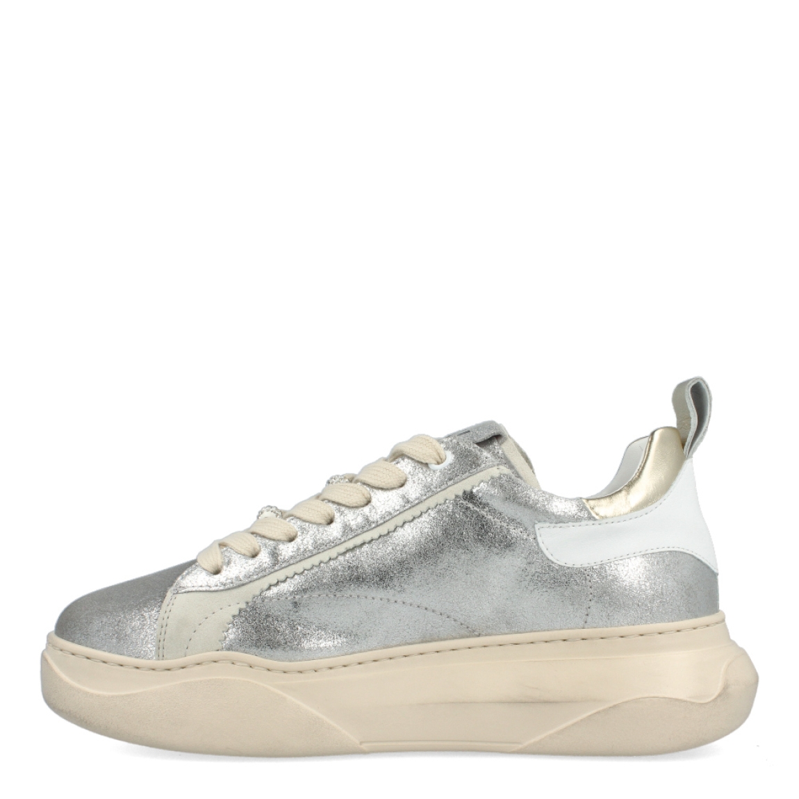 Deportivas de la marca GIO+, modelo GIADA. Exterior de las deportivas en piel color plata brillante con detalle en dorado y ante color gris. Interior de las deportivas en piel color blanco. Cierre de las GIO+ con cordones y plataforma de 3cm de altura. Estas deportivas GIO+ GIADA son unas clásicas que son tendencia esta temporada, no te puede faltar en el armario.