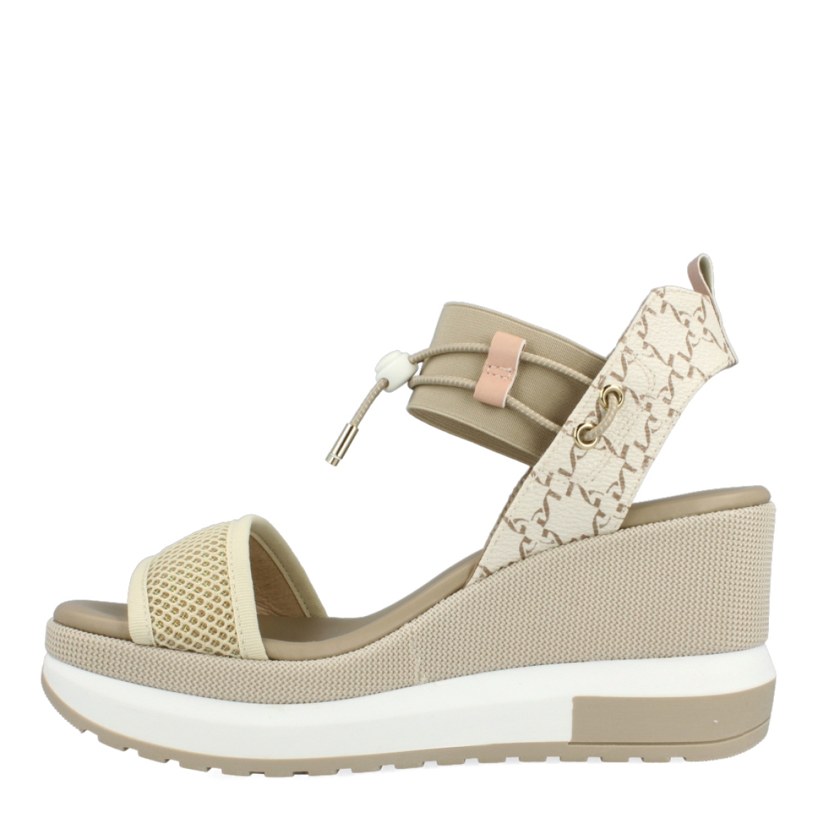 Sandalias de la marca Nerogiardini, modelo E41. Exterior de las sandalias en textil color beig con detalle de rejilla en la pala. Interior de las sandalias en piel color beig. Cierre de las sandalias Nerogiardini con cordón elástico color beig y rosa. Sandalias con cuña de 6cm de altura. Estas sandalias Nerogiardini E41 tienen la comodidad y ligereza que te permitirá lucirlas todo los días durante esta temporada. No te puede faltar en el armario.