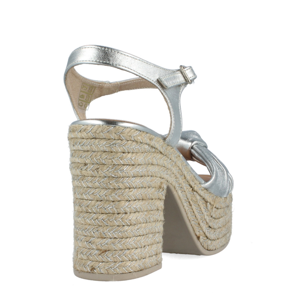Sandalias de la marca Gaimo, modelo COQUE. Exterior de las sandalias en piel color plata con detalle de nudo en la pala. Interior de las sandalias en piel color nude. Cierre de las sandalias Gaimo con hebilla en el tobillo. Sandalias con tacón de 9cm de altura. Estas sandalias Gaimo COQUE son una tendencia de temporada, con las que te sentirás cómoda y con estilo en tu día a día.