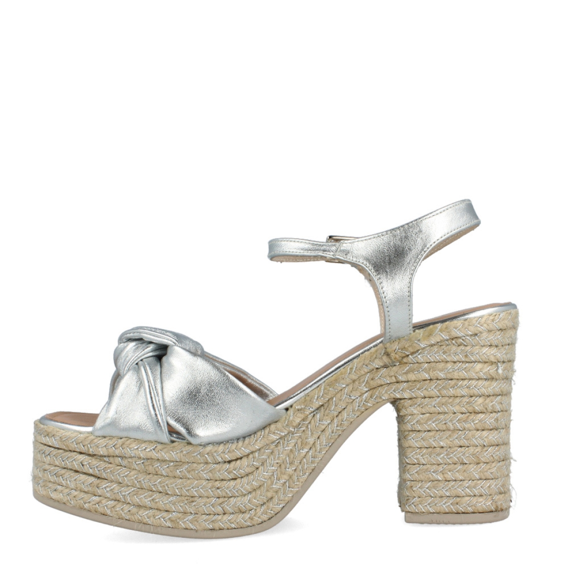 Sandalias de la marca Gaimo, modelo COQUE. Exterior de las sandalias en piel color plata con detalle de nudo en la pala. Interior de las sandalias en piel color nude. Cierre de las sandalias Gaimo con hebilla en el tobillo. Sandalias con tacón de 9cm de altura. Estas sandalias Gaimo COQUE son una tendencia de temporada, con las que te sentirás cómoda y con estilo en tu día a día.