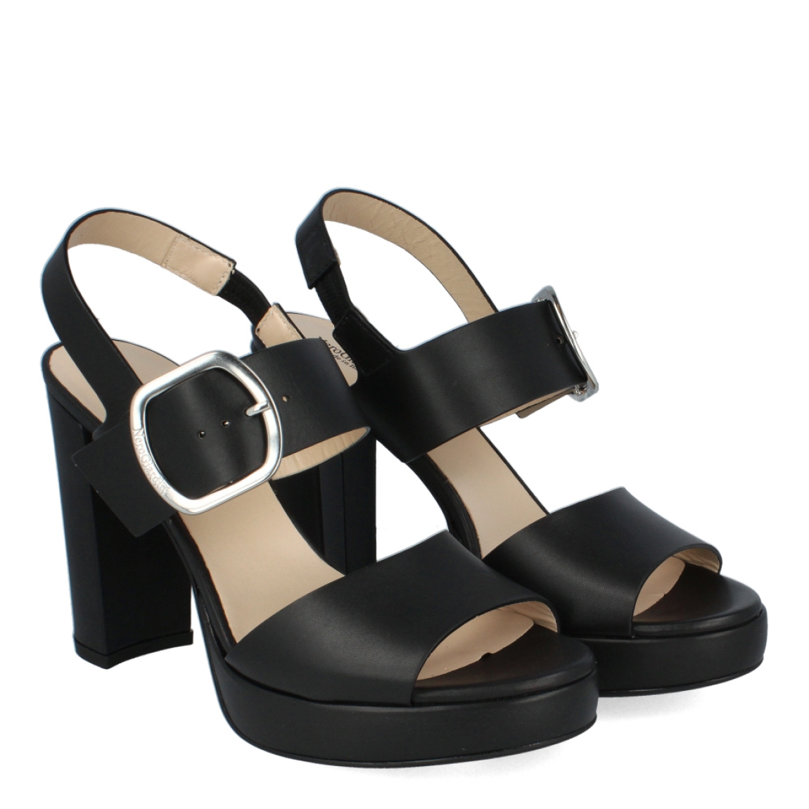 Sandalias de la marca Nerogiardini, modelo BLAZ. Exterior de las sandalias en piel color negro. Interior de las sandalias en piel color nude. Cierre de las sandalias Nerogiardini con hebilla metálica. Sandalias con tacón de 9cm de altura. Estas sandalias Nerogiardini BLAZ tiene una composición perfecta de tiras de piel y suelo de caucho, que brindan una comodidad y te ayudan a ganar altura con los pies en la tierra. No puede faltar en tu armario.