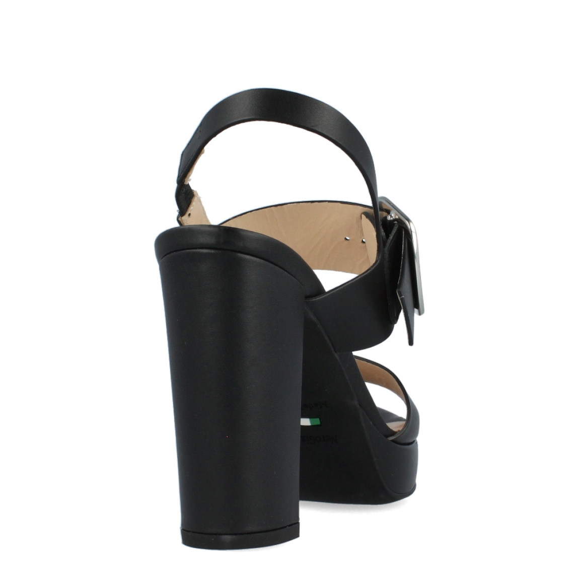 Sandalias de la marca Nerogiardini, modelo BLAZ. Exterior de las sandalias en piel color negro. Interior de las sandalias en piel color nude. Cierre de las sandalias Nerogiardini con hebilla metálica. Sandalias con tacón de 9cm de altura. Estas sandalias Nerogiardini BLAZ tiene una composición perfecta de tiras de piel y suelo de caucho, que brindan una comodidad y te ayudan a ganar altura con los pies en la tierra. No puede faltar en tu armario.
