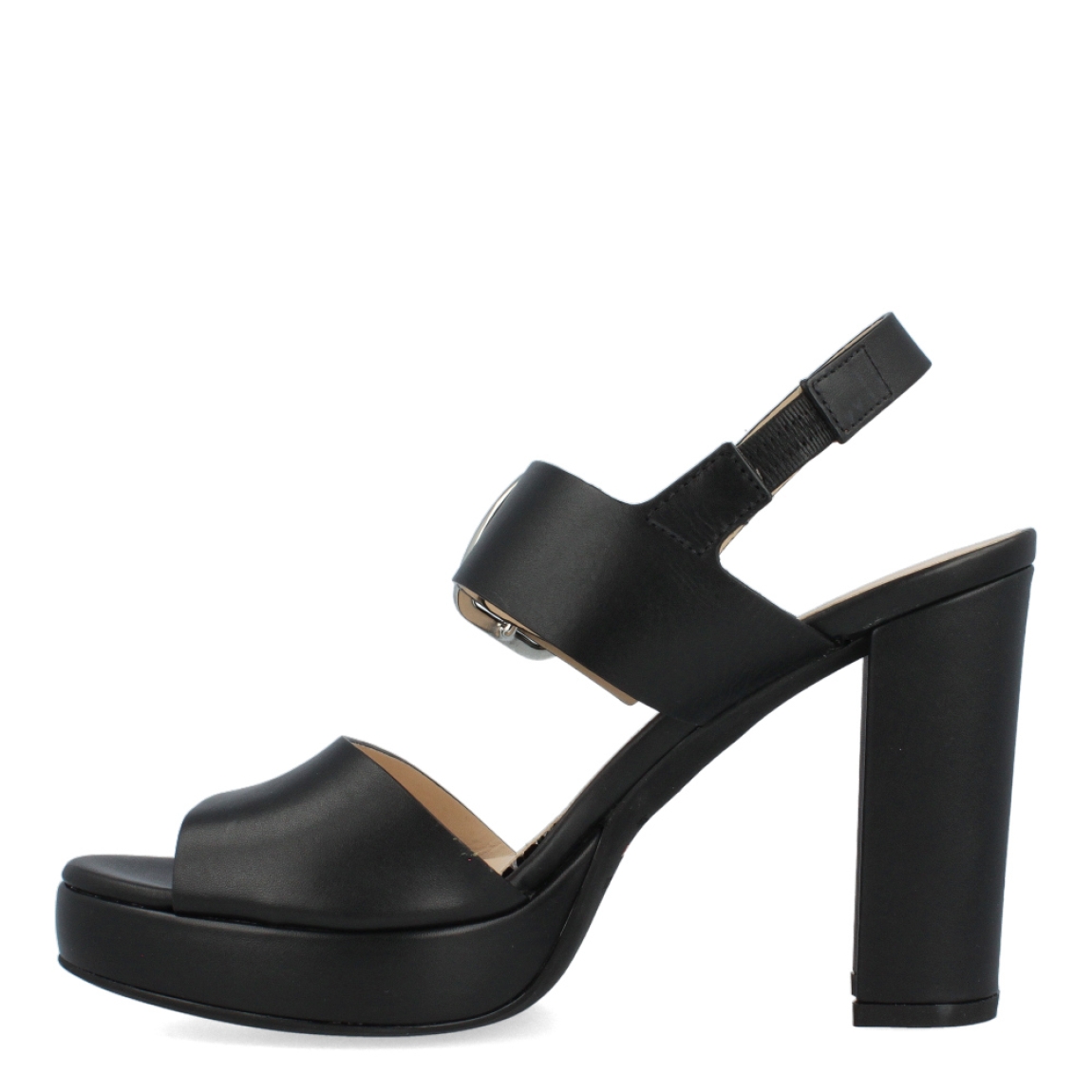 Sandalias de la marca Nerogiardini, modelo BLAZ. Exterior de las sandalias en piel color negro. Interior de las sandalias en piel color nude. Cierre de las sandalias Nerogiardini con hebilla metálica. Sandalias con tacón de 9cm de altura. Estas sandalias Nerogiardini BLAZ tiene una composición perfecta de tiras de piel y suelo de caucho, que brindan una comodidad y te ayudan a ganar altura con los pies en la tierra. No puede faltar en tu armario.