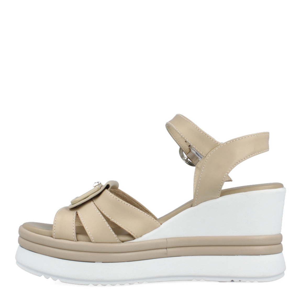 Sandalias de la marca Nerogiardini, modelo TREYA. Exterior de las sandallias en piel color beig con detalle del logo de la marca en metálico en la pala. Interior de las sandalias en piel color beig. Cierre de las sandalias Nerogiardini con hebilla en el tobillo y cuña de 7cm de altura. Estas sandalias Nerogiardini TREYA, son el complemento perfecto que necestas para esta temporada.