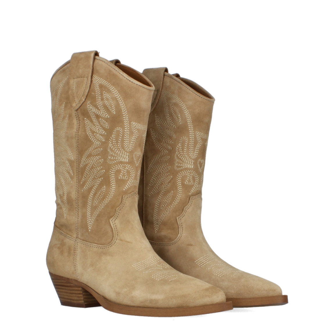 Bota campera de la marca Alpe, modelo WESTERN. Exterior de las botas en ante color camel con una puntera afilada que le da un toque moderno sofisticado. Interior de las botas en piel color camel. Botas Alpe con tacón de 4,5 cm de altura con suela antideslizante. Estas botas Alpe Western son el complemento de temporada que combina la elegancia con la comodidad, no puede faltar en tu armario.