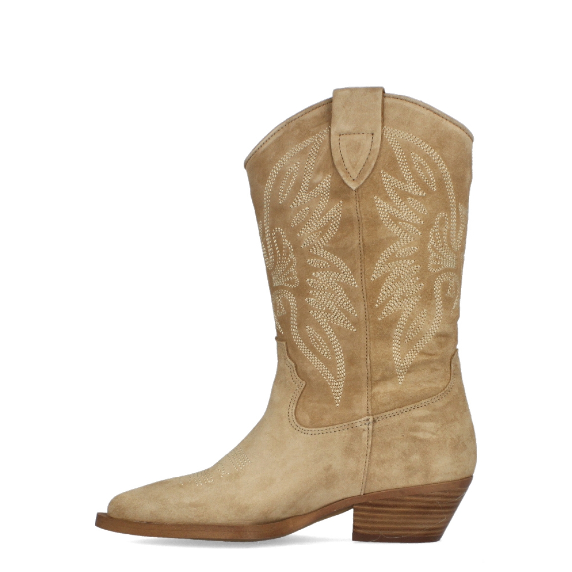 Bota campera de la marca Alpe, modelo WESTERN. Exterior de las botas en ante color camel con una puntera afilada que le da un toque moderno sofisticado. Interior de las botas en piel color camel. Botas Alpe con tacón de 4,5 cm de altura con suela antideslizante. Estas botas Alpe Western son el complemento de temporada que combina la elegancia con la comodidad, no puede faltar en tu armario.