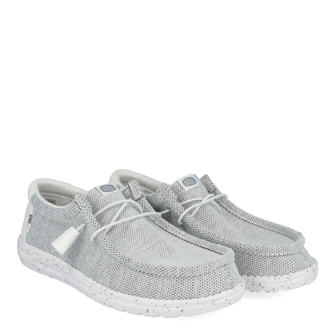 Náuticos transpirables de la marca Hey Dude, modelo HD4. Exterior de los áuticos en textil color gris. Interior en textil color blanco. Cierre de los náuticos Hey Dude con cordón elástico blanco. Naúticos con suela plana. Estos náuticos Hey Dude HD4 son el complemento clásico que necesitas esta temporada. No te puede faltar en tu armario.