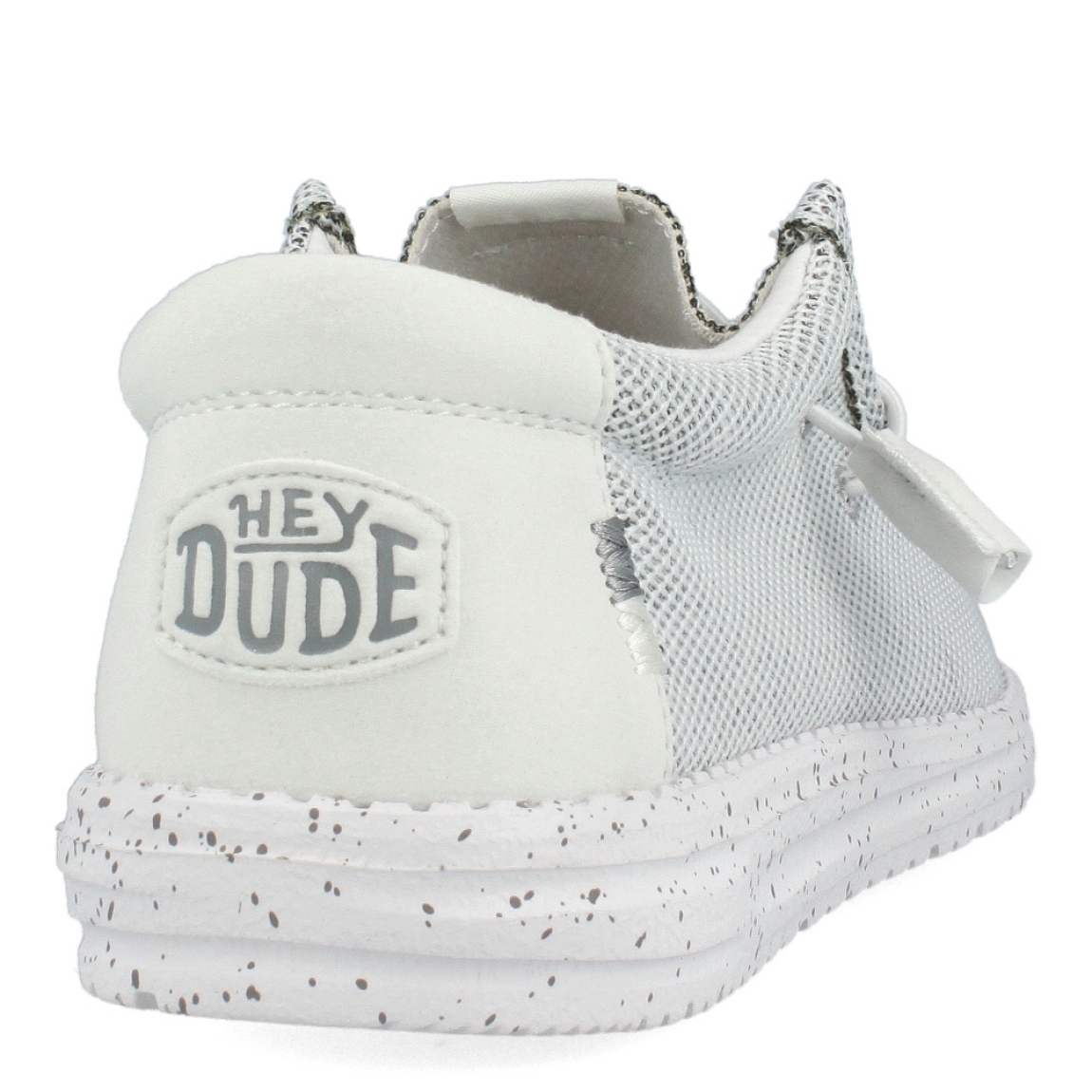 Náuticos transpirables de la marca Hey Dude, modelo HD4. Exterior de los áuticos en textil color gris. Interior en textil color blanco. Cierre de los náuticos Hey Dude con cordón elástico blanco. Naúticos con suela plana. Estos náuticos Hey Dude HD4 son el complemento clásico que necesitas esta temporada. No te puede faltar en tu armario.
