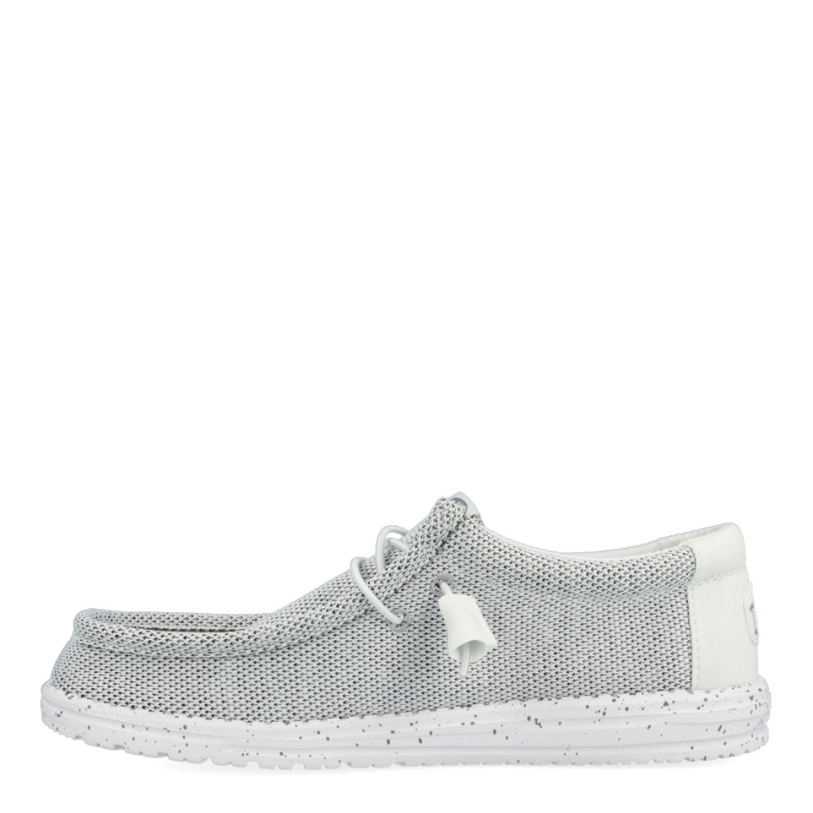 Náuticos transpirables de la marca Hey Dude, modelo HD4. Exterior de los áuticos en textil color gris. Interior en textil color blanco. Cierre de los náuticos Hey Dude con cordón elástico blanco. Naúticos con suela plana. Estos náuticos Hey Dude HD4 son el complemento clásico que necesitas esta temporada. No te puede faltar en tu armario.