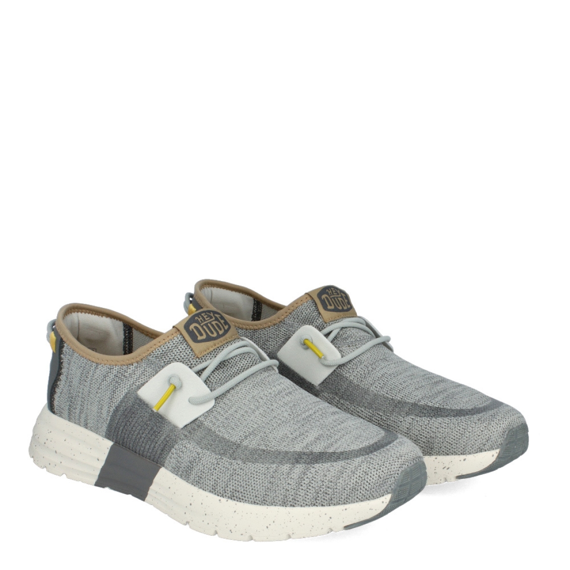 Deportivas transpirables de la marca Hey Dude, modelo 407. Exterior de las deportivas en textil color gris. Interior de las deportivas en textil color blanco. Cierre de las deportivas Hey Dude con cordón elástico gris. Deportivas con cuña de 2cm de altura. Estas deportivas Hey Dude 407 son un complemento clásico en tu armario de temporada.