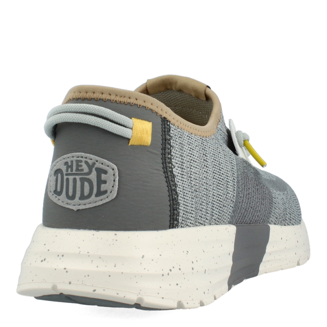 Deportivas transpirables de la marca Hey Dude, modelo 407. Exterior de las deportivas en textil color gris. Interior de las deportivas en textil color blanco. Cierre de las deportivas Hey Dude con cordón elástico gris. Deportivas con cuña de 2cm de altura. Estas deportivas Hey Dude 407 son un complemento clásico en tu armario de temporada.