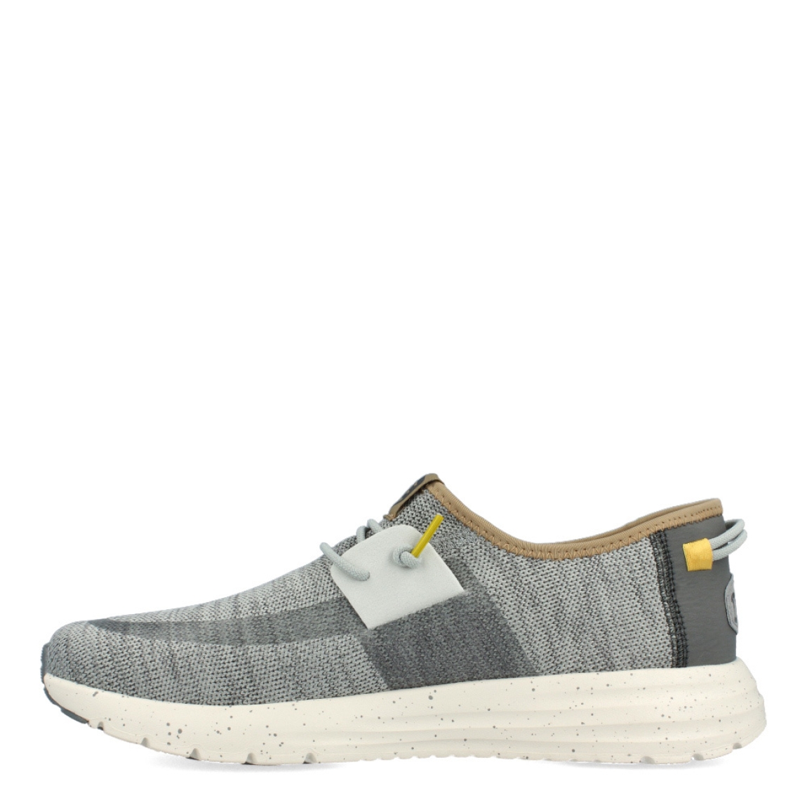 Deportivas transpirables de la marca Hey Dude, modelo 407. Exterior de las deportivas en textil color gris. Interior de las deportivas en textil color blanco. Cierre de las deportivas Hey Dude con cordón elástico gris. Deportivas con cuña de 2cm de altura. Estas deportivas Hey Dude 407 son un complemento clásico en tu armario de temporada.