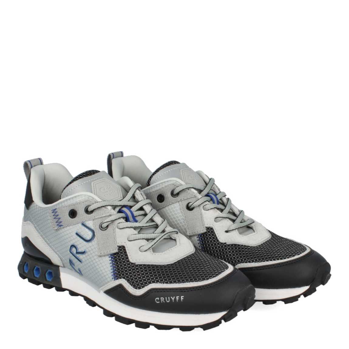 Deportivas de la marca Cruyff, modelo 251. Exterior de las deportivas en piel color gris con efecto rejilla. Interior de las deportivas en textil color blanco con plantilla acolchada y extraíble. Cierre de las deportivas Cruyff con cordones grises y suela plana. Estas deportivas Cruyff 251 son unas clásicas que garantiza la ligereza y comodidad que necesitas en tu día a día.