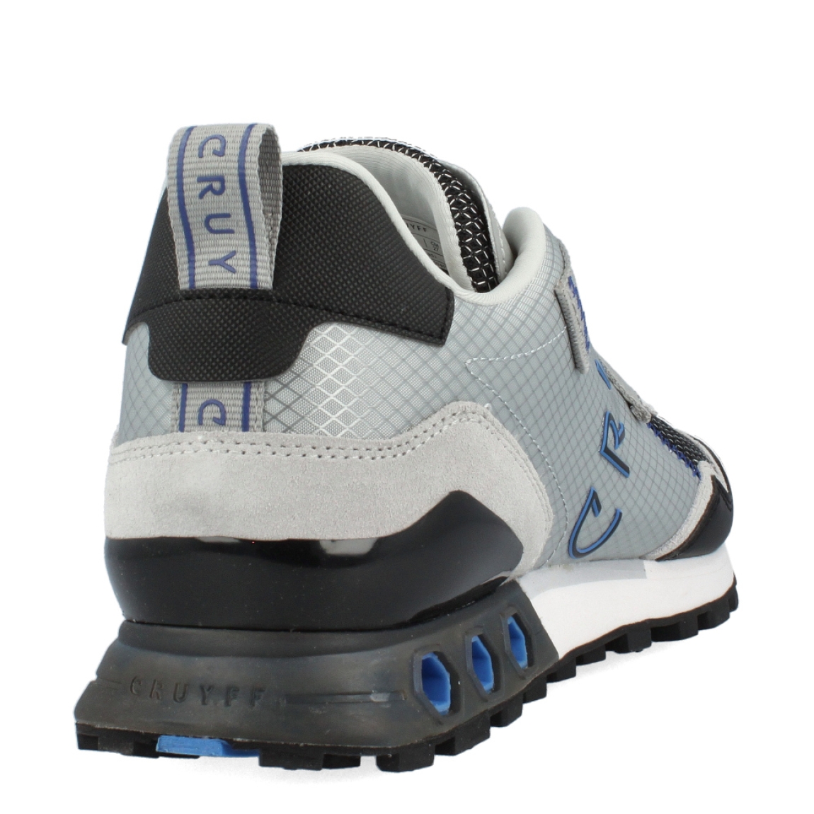 Deportivas de la marca Cruyff, modelo 251. Exterior de las deportivas en piel color gris con efecto rejilla. Interior de las deportivas en textil color blanco con plantilla acolchada y extraíble. Cierre de las deportivas Cruyff con cordones grises y suela plana. Estas deportivas Cruyff 251 son unas clásicas que garantiza la ligereza y comodidad que necesitas en tu día a día.
