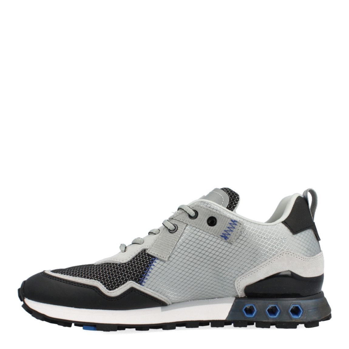 Deportivas de la marca Cruyff, modelo 251. Exterior de las deportivas en piel color gris con efecto rejilla. Interior de las deportivas en textil color blanco con plantilla acolchada y extraíble. Cierre de las deportivas Cruyff con cordones grises y suela plana. Estas deportivas Cruyff 251 son unas clásicas que garantiza la ligereza y comodidad que necesitas en tu día a día.