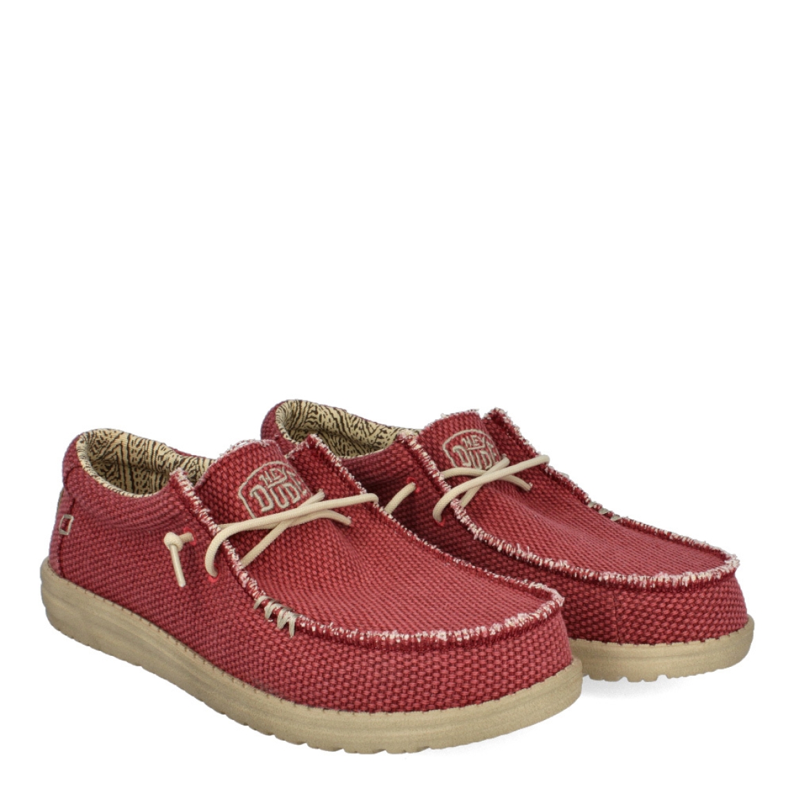 Náuticos de la marca Hey Dude, modelo 4000. Exterior de los náuticos en tela color rojo. Interior de los náuticos en tela con estampado beig y plantilla acolchada y extraíble. Cierre de los náuticos Hey Dude con cordones elásticos y suela plana de goma. Estos náuticos Hey Dude 4000, son el complemento perfecto para esta temporada, los podrás lucir con la máxima comodidad posible.