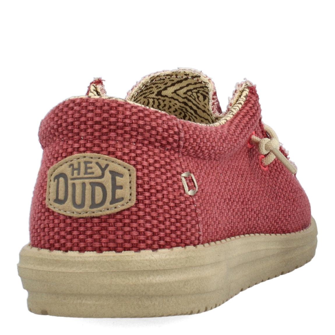 Náuticos de la marca Hey Dude, modelo 4000. Exterior de los náuticos en tela color rojo. Interior de los náuticos en tela con estampado beig y plantilla acolchada y extraíble. Cierre de los náuticos Hey Dude con cordones elásticos y suela plana de goma. Estos náuticos Hey Dude 4000, son el complemento perfecto para esta temporada, los podrás lucir con la máxima comodidad posible.