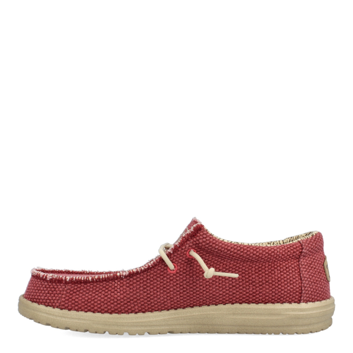 Náuticos de la marca Hey Dude, modelo 4000. Exterior de los náuticos en tela color rojo. Interior de los náuticos en tela con estampado beig y plantilla acolchada y extraíble. Cierre de los náuticos Hey Dude con cordones elásticos y suela plana de goma. Estos náuticos Hey Dude 4000, son el complemento perfecto para esta temporada, los podrás lucir con la máxima comodidad posible.